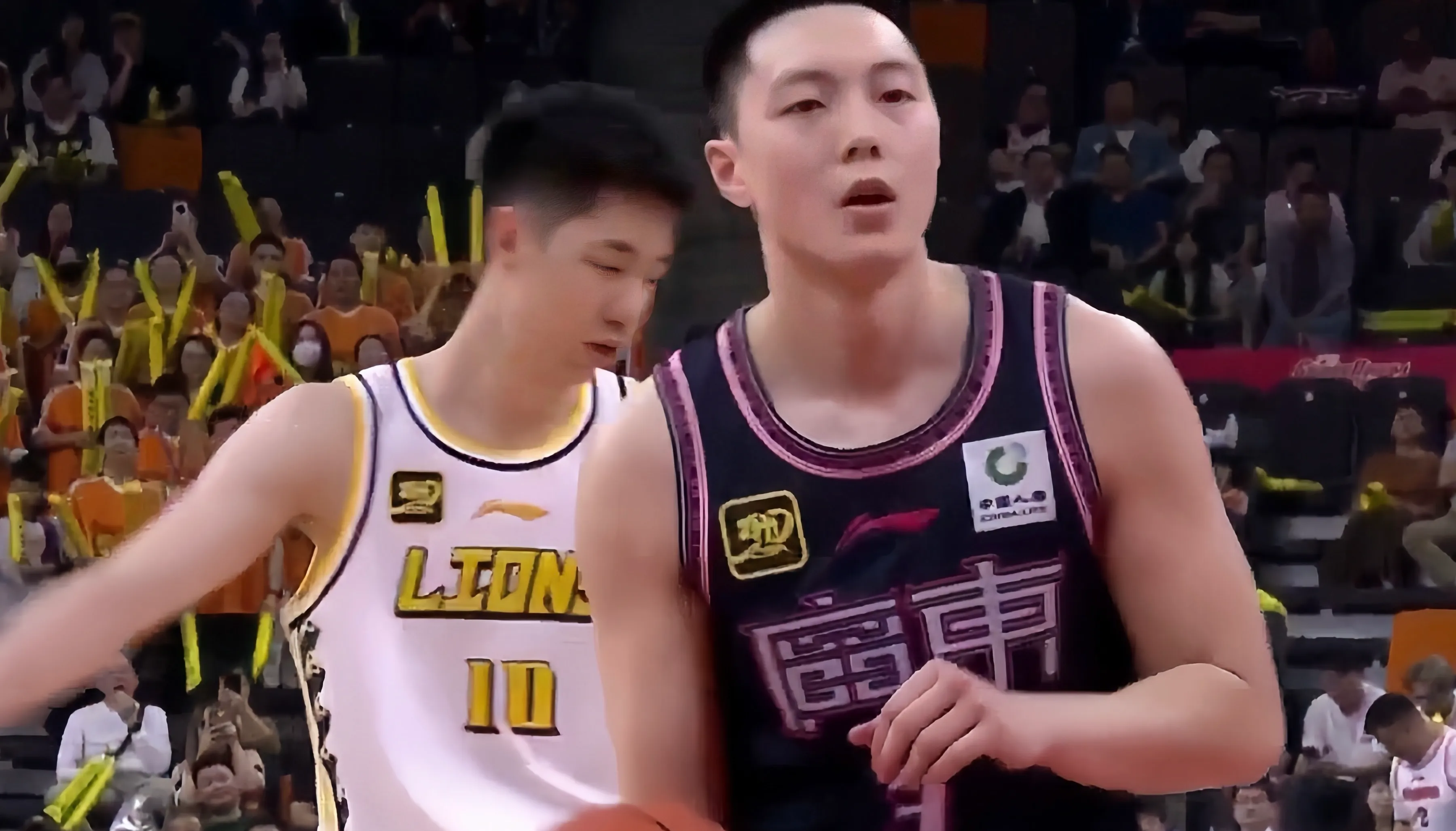 关于今晚金州勇士调整名单以备CBA季后赛广厦男篮赛后回应争议，现场解说直呼：加时末段里昂内部沟通的信息